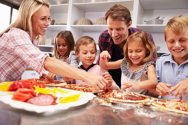 Sağlam Bir Ekip Çalışmasıyla Mutfakta Harikalar Yaratın - Evde Ailenizle Verimli ve Keyifli Vakit Geçirmek İçin 5 Öneri