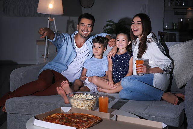 Ev Sineması ile Akşamlarınıza Renk Katın - Evde Ailenizle Verimli ve Keyifli Vakit Geçirmek İçin 5 Öneri